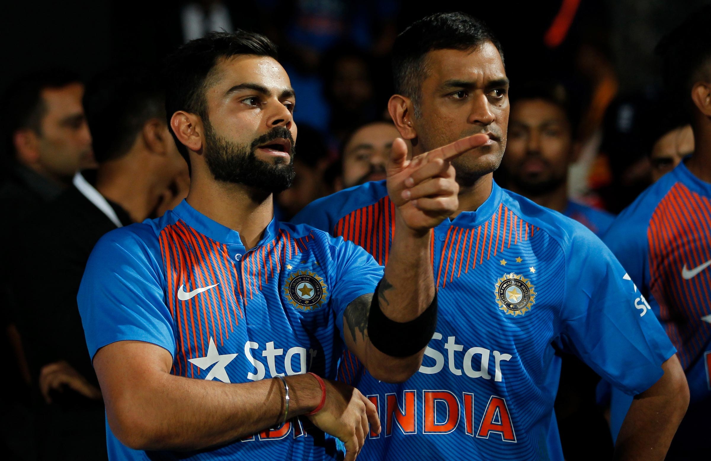Dhoni And Virat Kohli Discussing in Indian Jersy