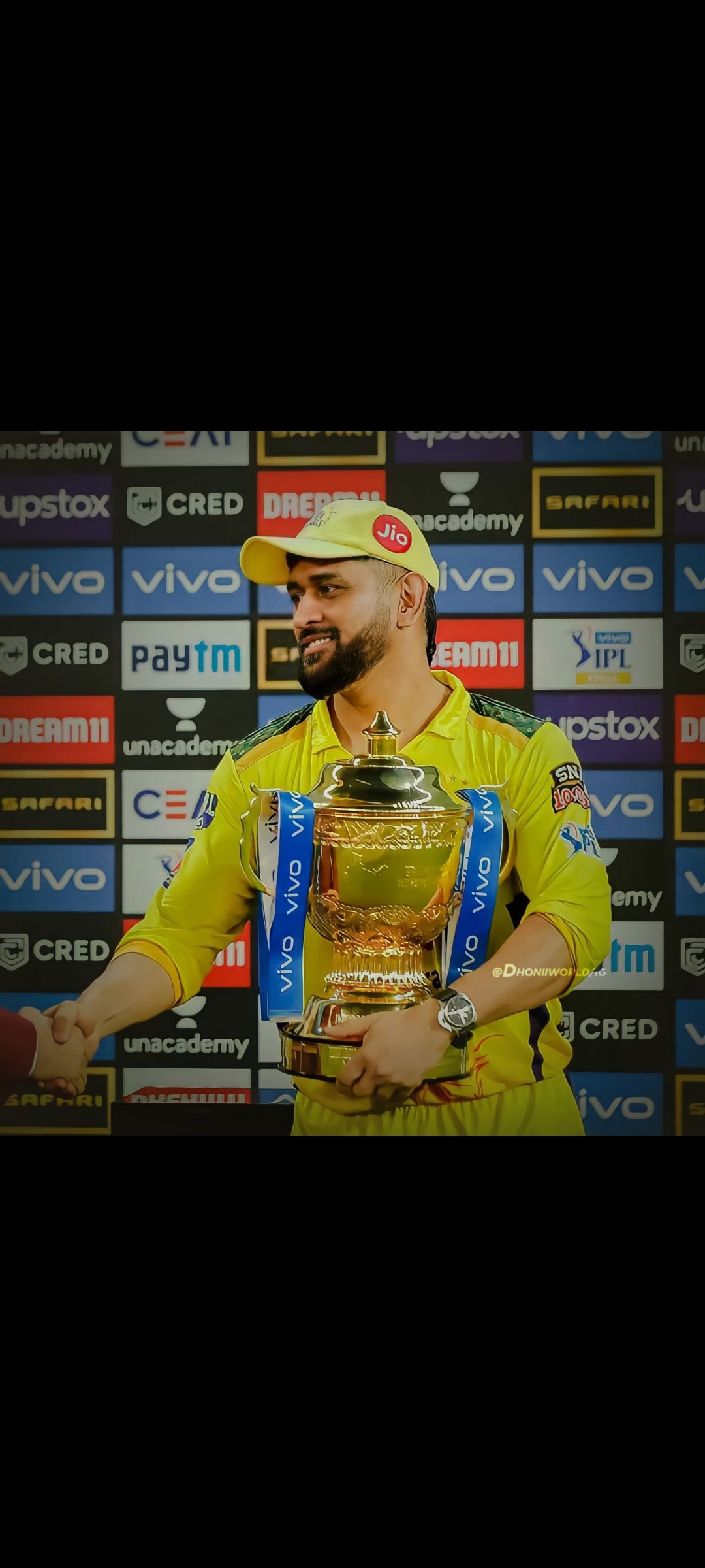 Ms Dhoni Holding Trophy