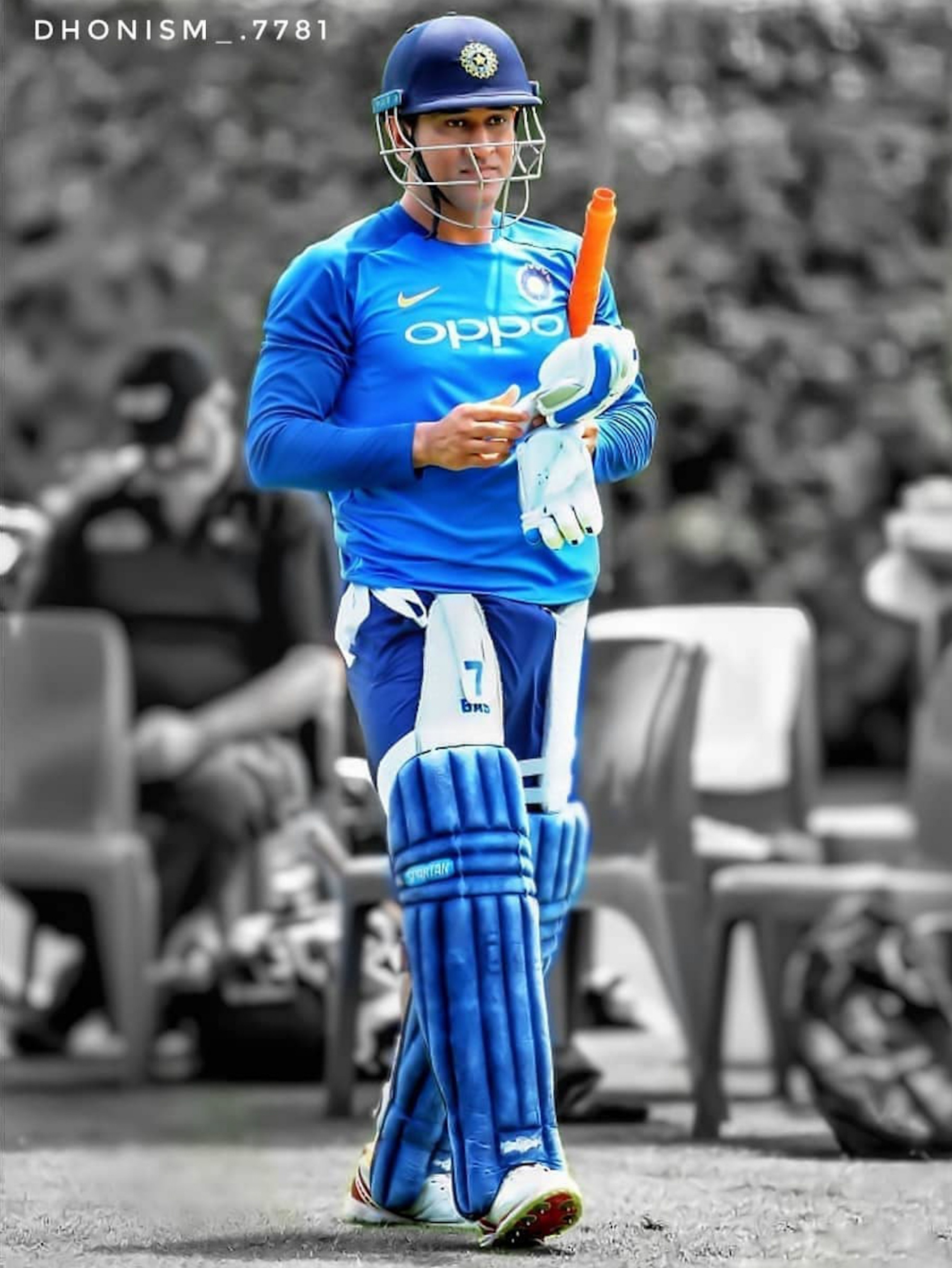 Ms Dhoni Wearing Gloves