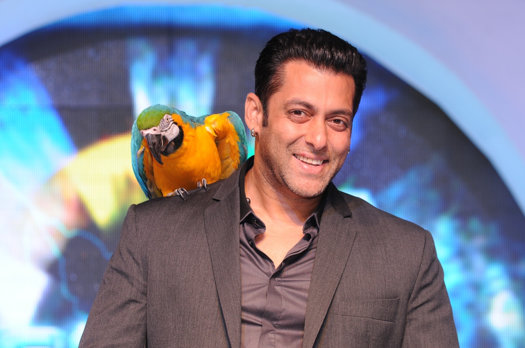 Salman Khan - salman khan with parrot