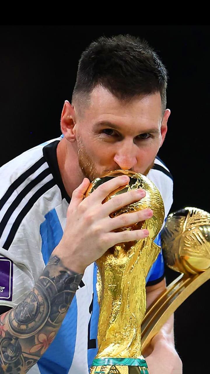 Messi kissing world cup trophy