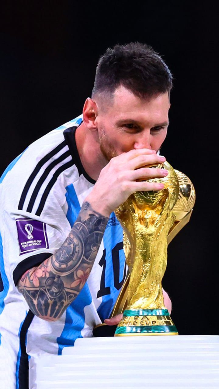 Messi kissing world cup trophy