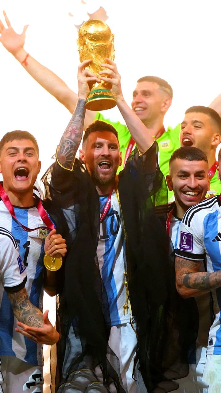 Messi team lifting world cup